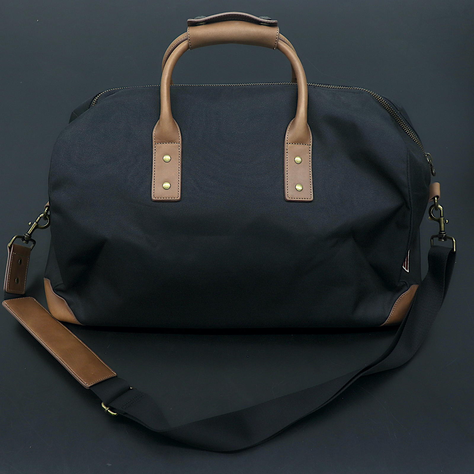 IND POLY/LEATHER GYM BAG - Open Box