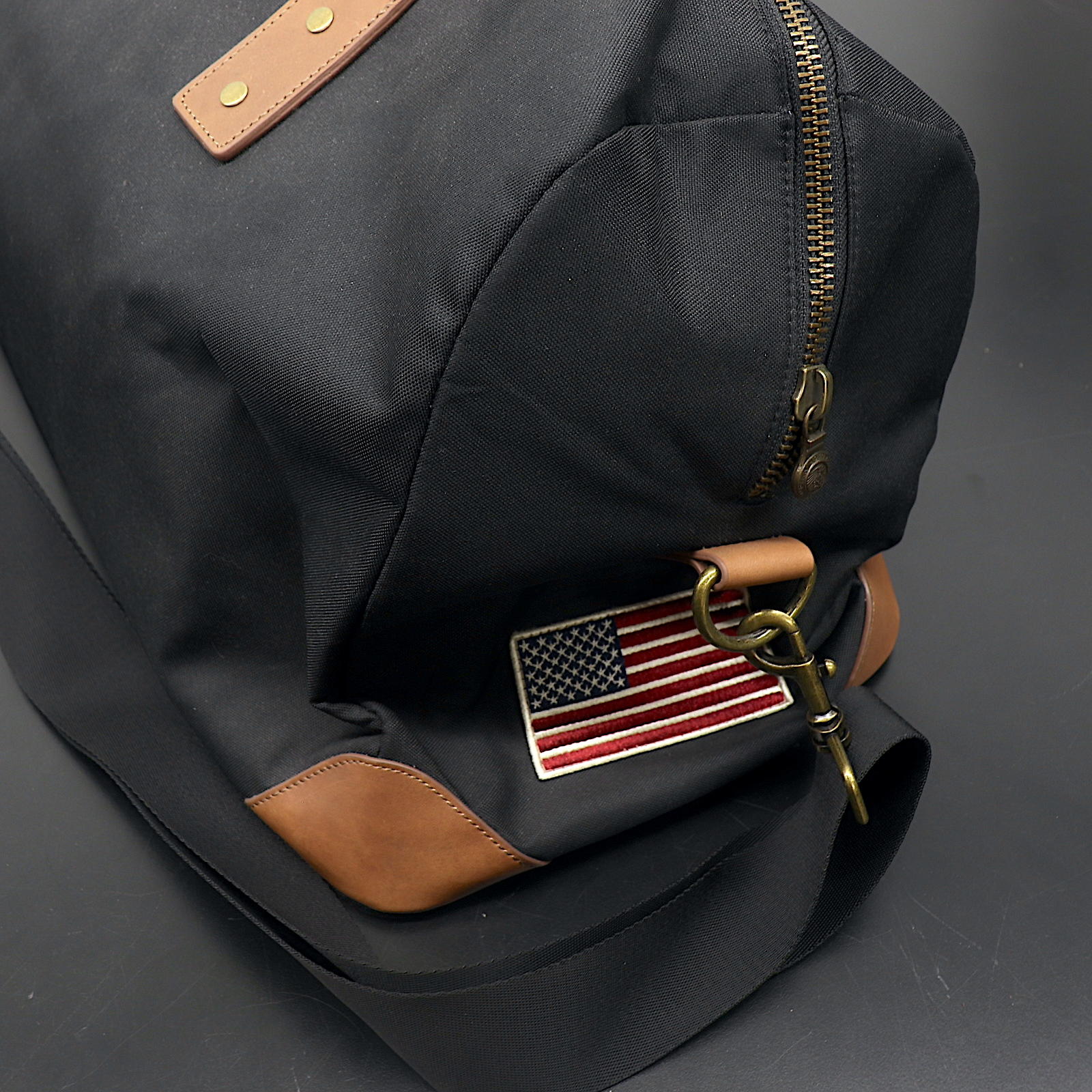 OPEN BOX -IND POLY/LEATHER GYM BAG