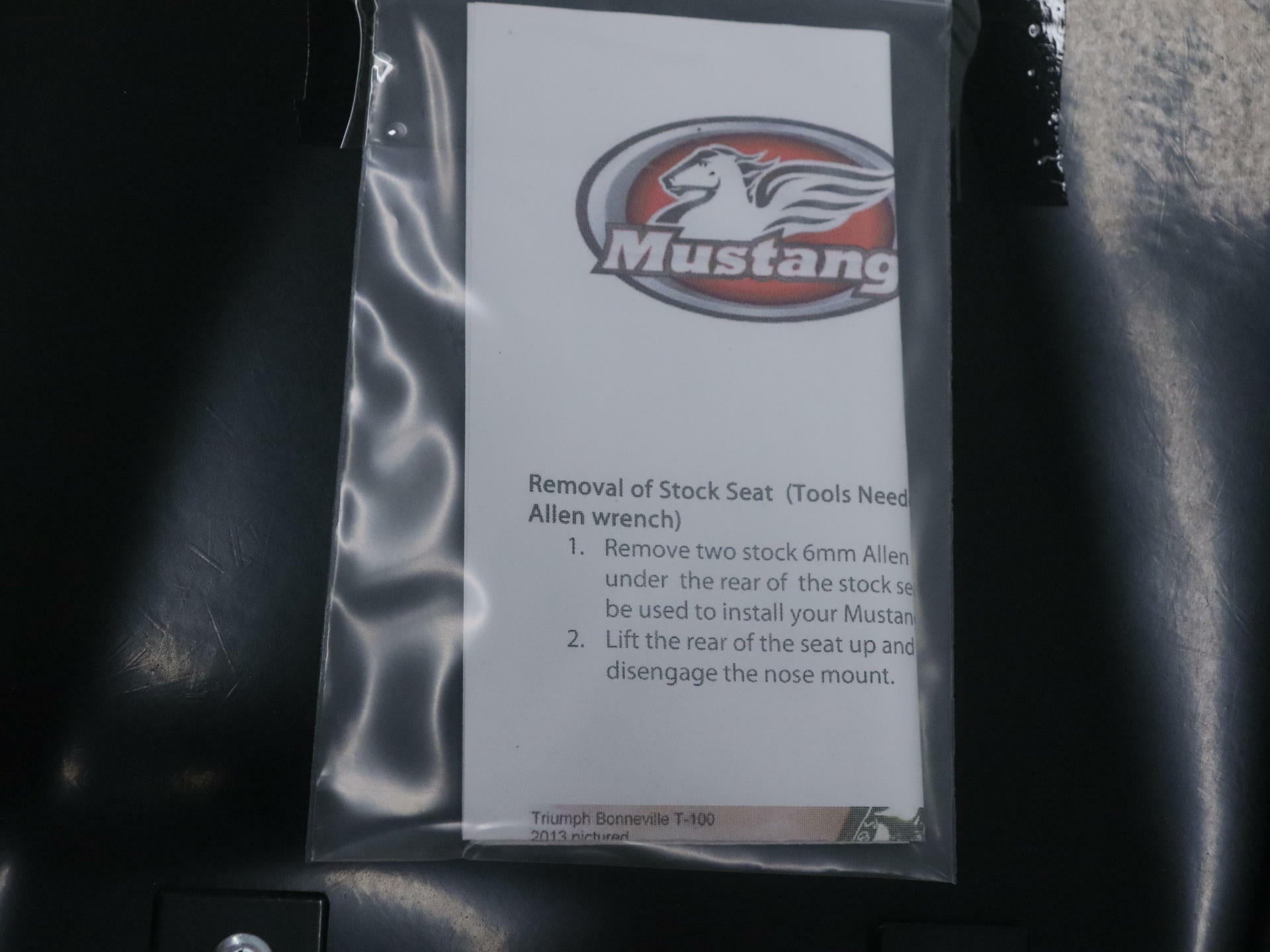 OPEN BOX - Mustang Seat Classic Tuck & Roll BLACK - Triumph Bonneville - 76828