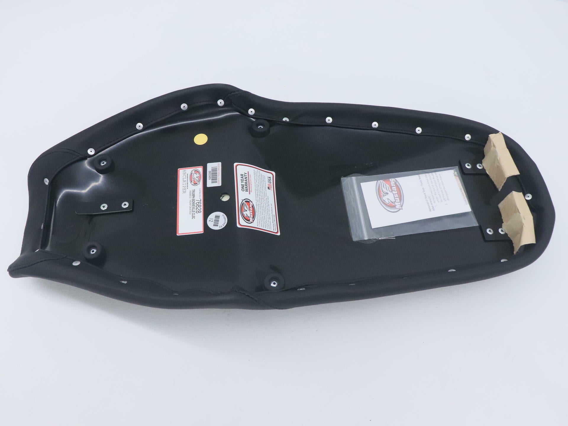 OPEN BOX - Mustang Seat Classic Tuck & Roll BLACK - Triumph Bonneville - 76828